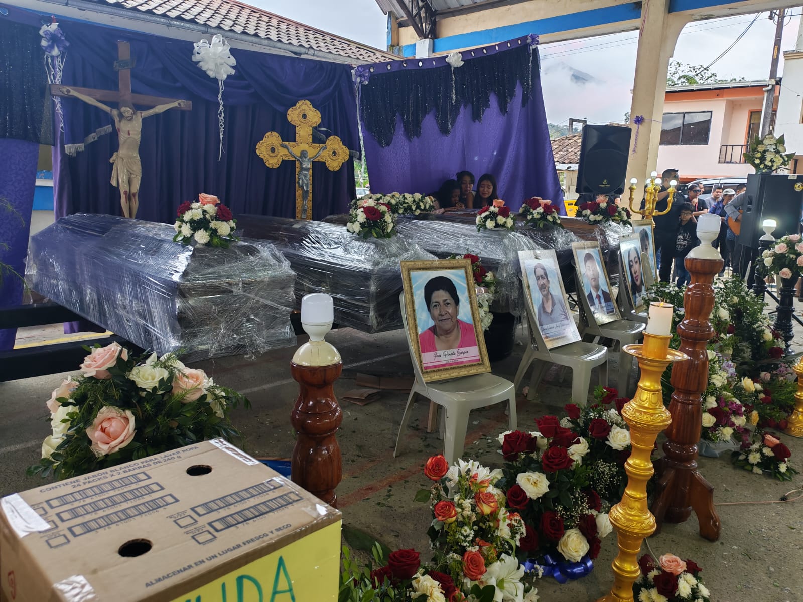Este 7 de julio, familiares despidieron a las personas que fallecieron por el aluvión en la parroquia Guadalupe, en la provincia de Zamora. Foto: El Mercurio