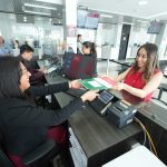 Ventanilla en la Registraduría de la Propiedad, en Cuenca.