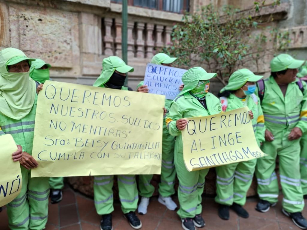 Docenas de trabajadores de la EMAC EP reclamaron por falta de pagos en Cuenca. Foto: El Mercurio
