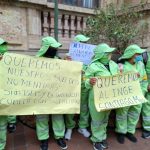 Docenas de trabajadores de la EMAC EP reclamaron por falta de pagos en Cuenca. Foto: El Mercurio