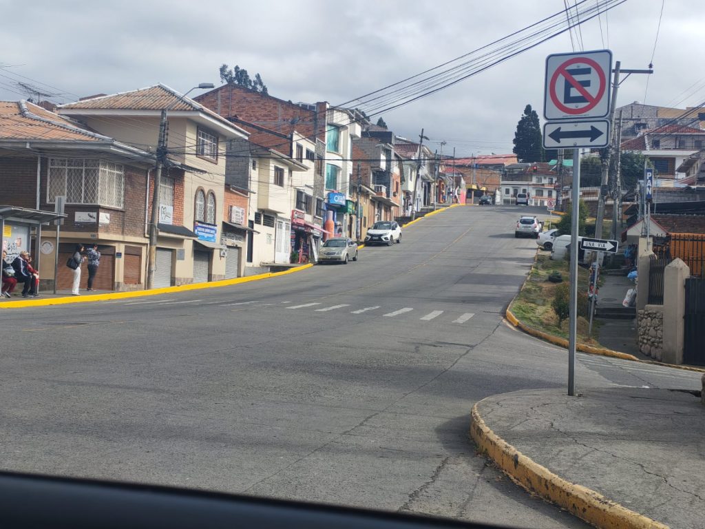 Vía a Miraflores con señalización horizontal