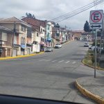Vía a Miraflores con señalización horizontal