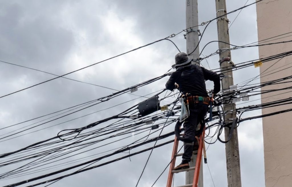 Retiran cables en desuso en Santa Isabel.