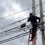 Retiran cables en desuso en Santa Isabel.
