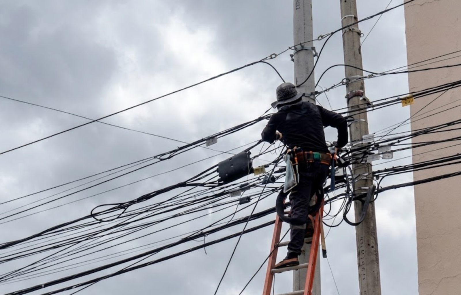 Retiran cables en desuso en Santa Isabel.