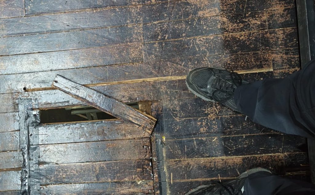 La duela del escenario del Teatro Casa de la Cultura se encuentra en mal estado. Foto: cortesía para El Mercurio