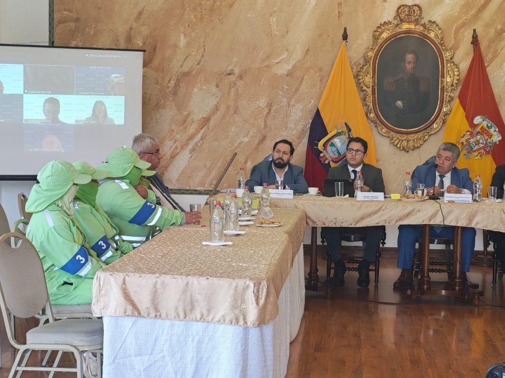 Hormiguitas chuas en la Gobernacion del Azuay.