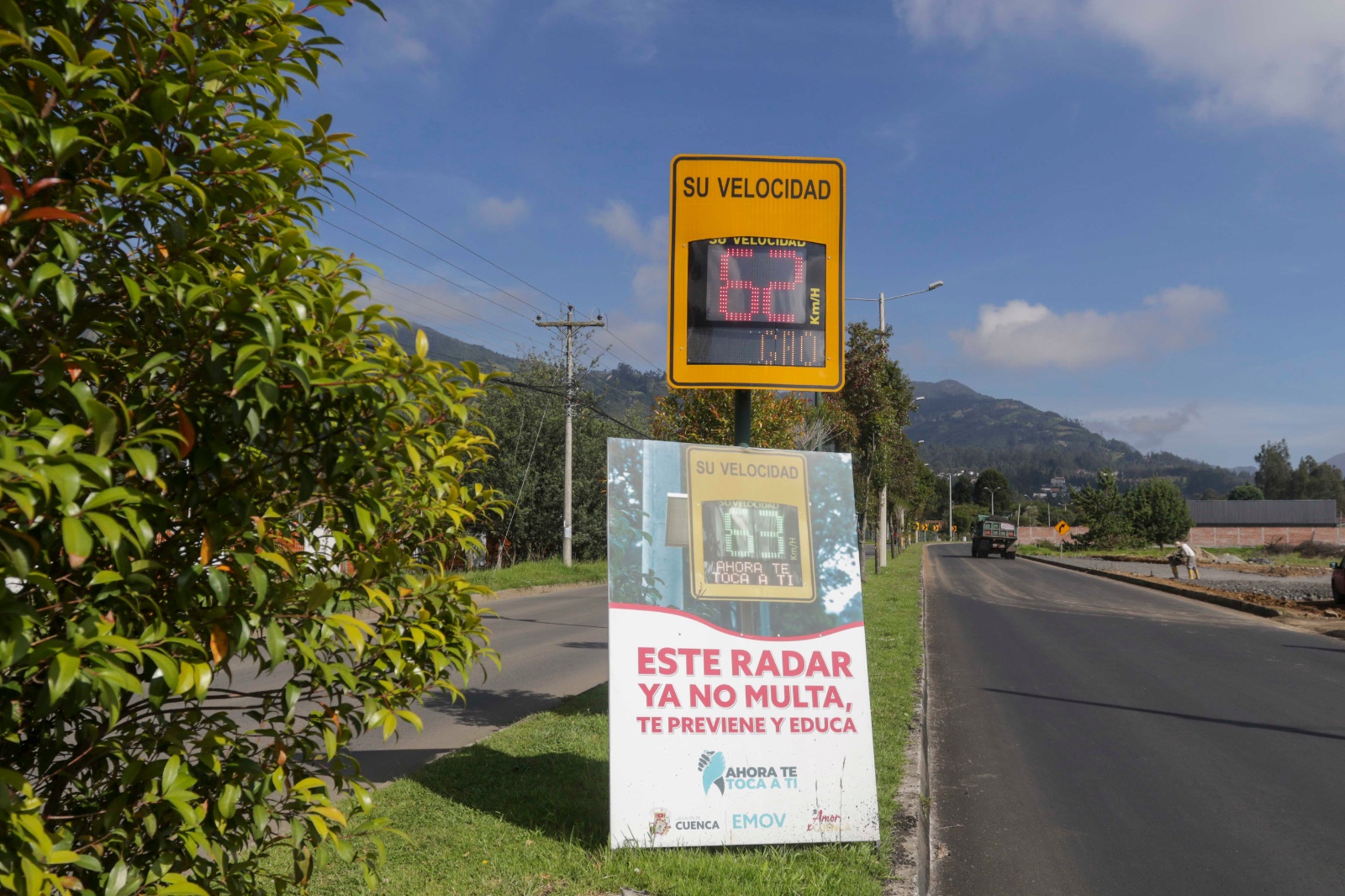 Uno de los radares que dejó de multar fue el que se encuentra en la vía Medio Ejido-Sayausí. Foto: El Mercurio