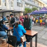 Decenas de jóvenes acudieron hasta la Universidad de Cuenca para rendir el examen de admisión. Foto: El Mercurio