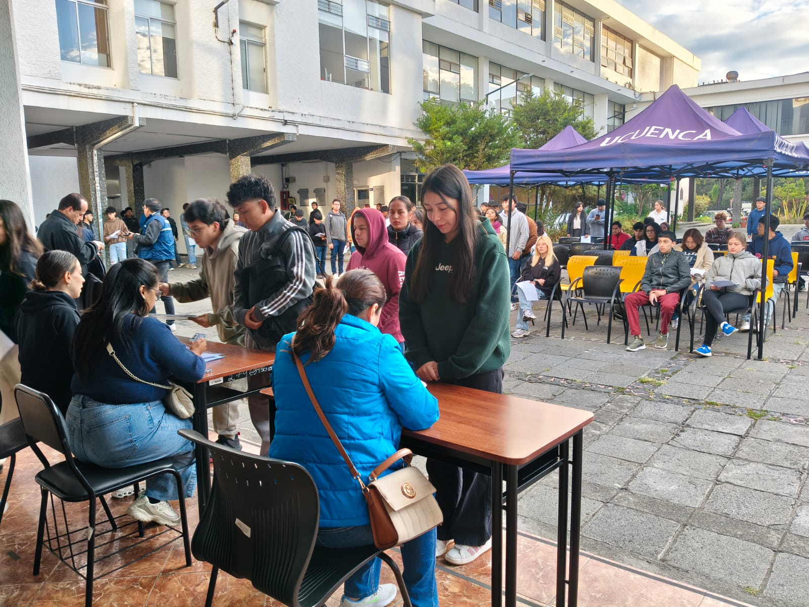 Decenas de jóvenes acudieron hasta la Universidad de Cuenca para rendir el examen de admisión. Foto: El Mercurio