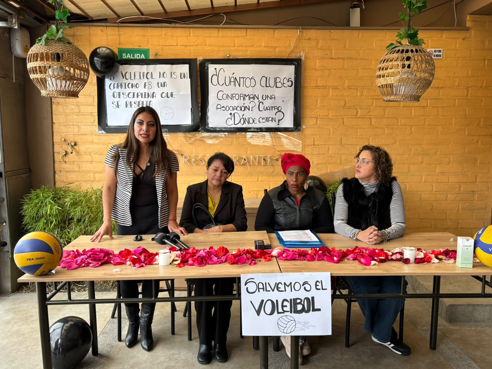 Padres de familia en disputa con la Asociación de Voleibol del Azuay
