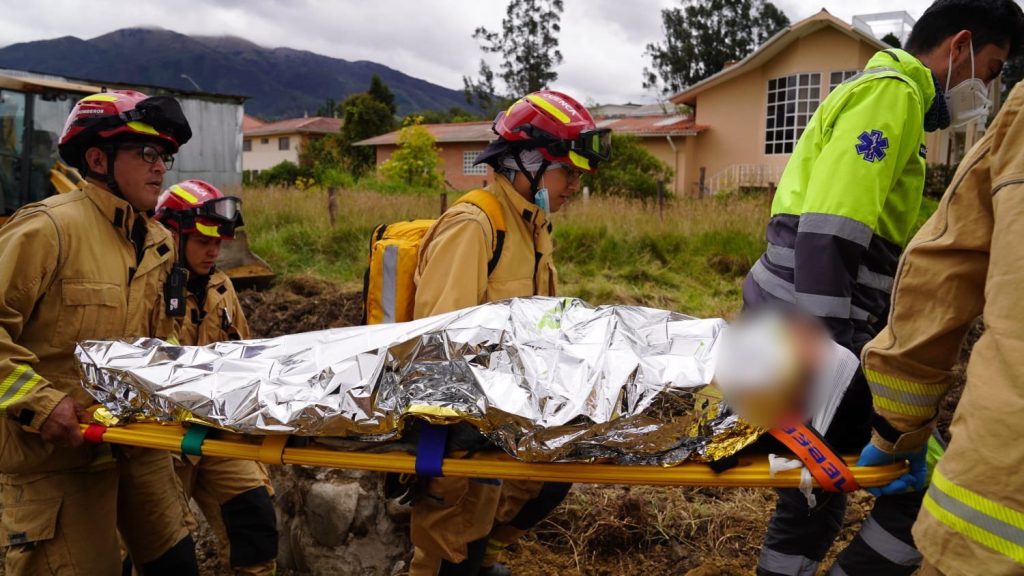 El trabajador fue trasladado hasta una casa de salud tras accidente en Sinincay. Foto: Bomberos Cuenca
