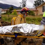 El trabajador fue trasladado hasta una casa de salud tras accidente en Sinincay. Foto: Bomberos Cuenca