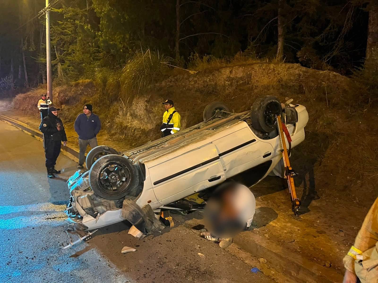 Así quedó el vehículo involucrado en el accidente de tránsito. Foto: Bomberos Cuenca/Facebook