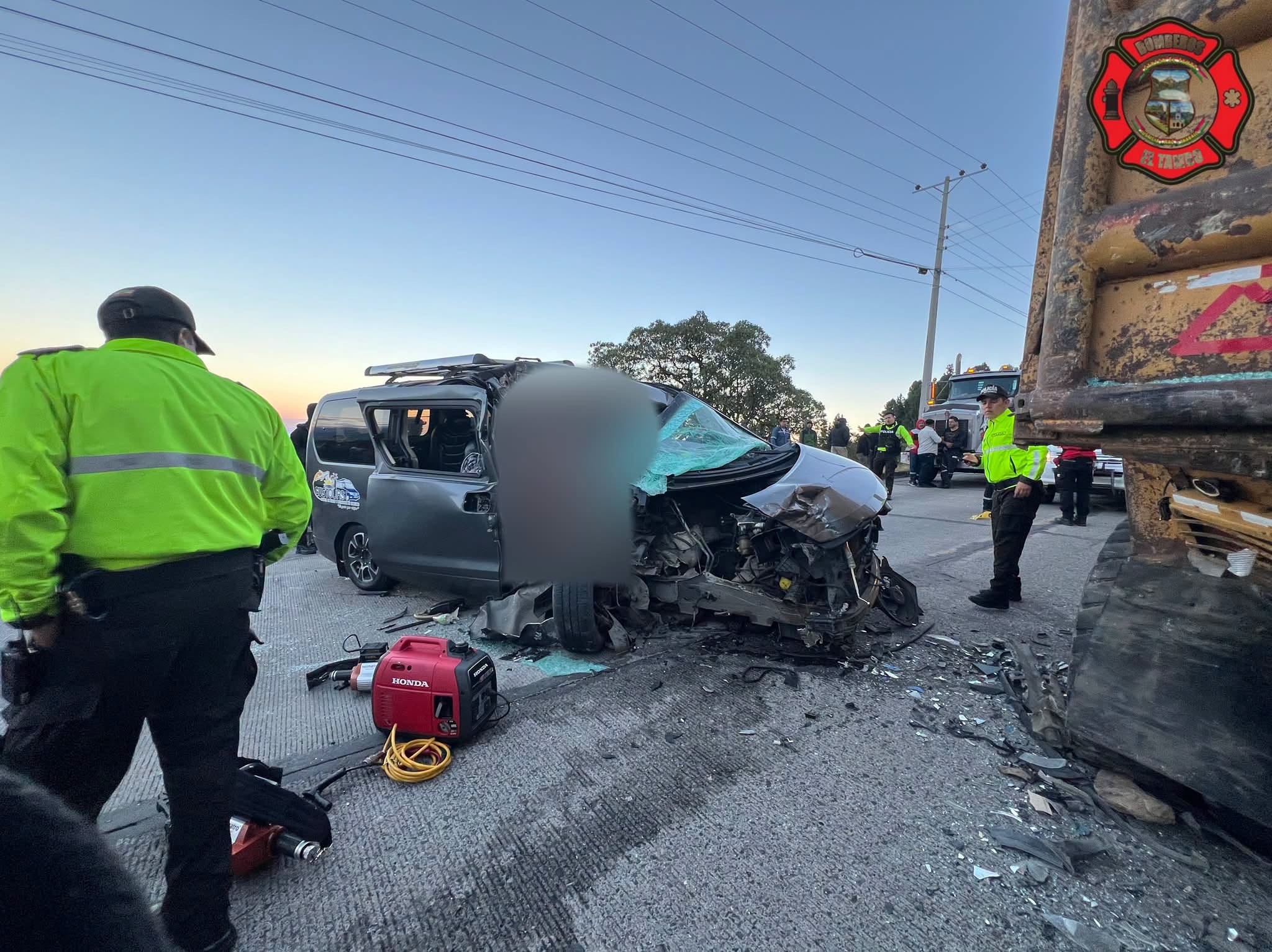 En el accidente estuvieron involucrados una VAN y una volqueta. Foto: Bomberos de El Tambo