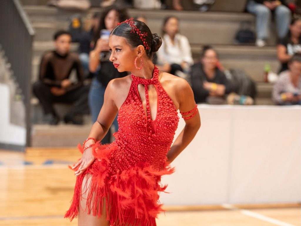 Cuencana se alista para representar a Ecuador en baile deportivo. Foto: Cortesía
