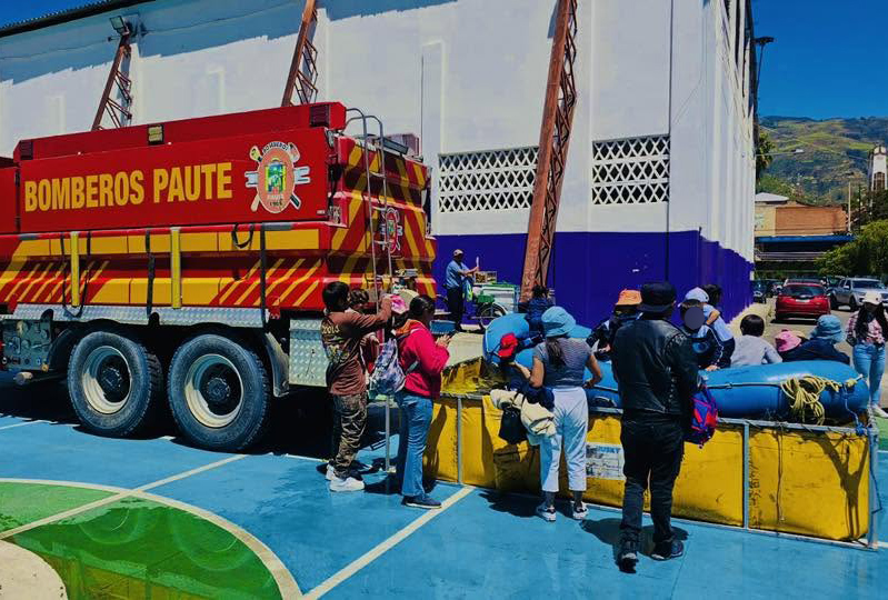 El Cuerpo de Bomberos de Paute prepara la colonia vacacional dirigido a niños. /Cortesía