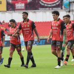 Jugadores de Deportivo Cuenca al terminar el partido ante Aucas. Foto: API
