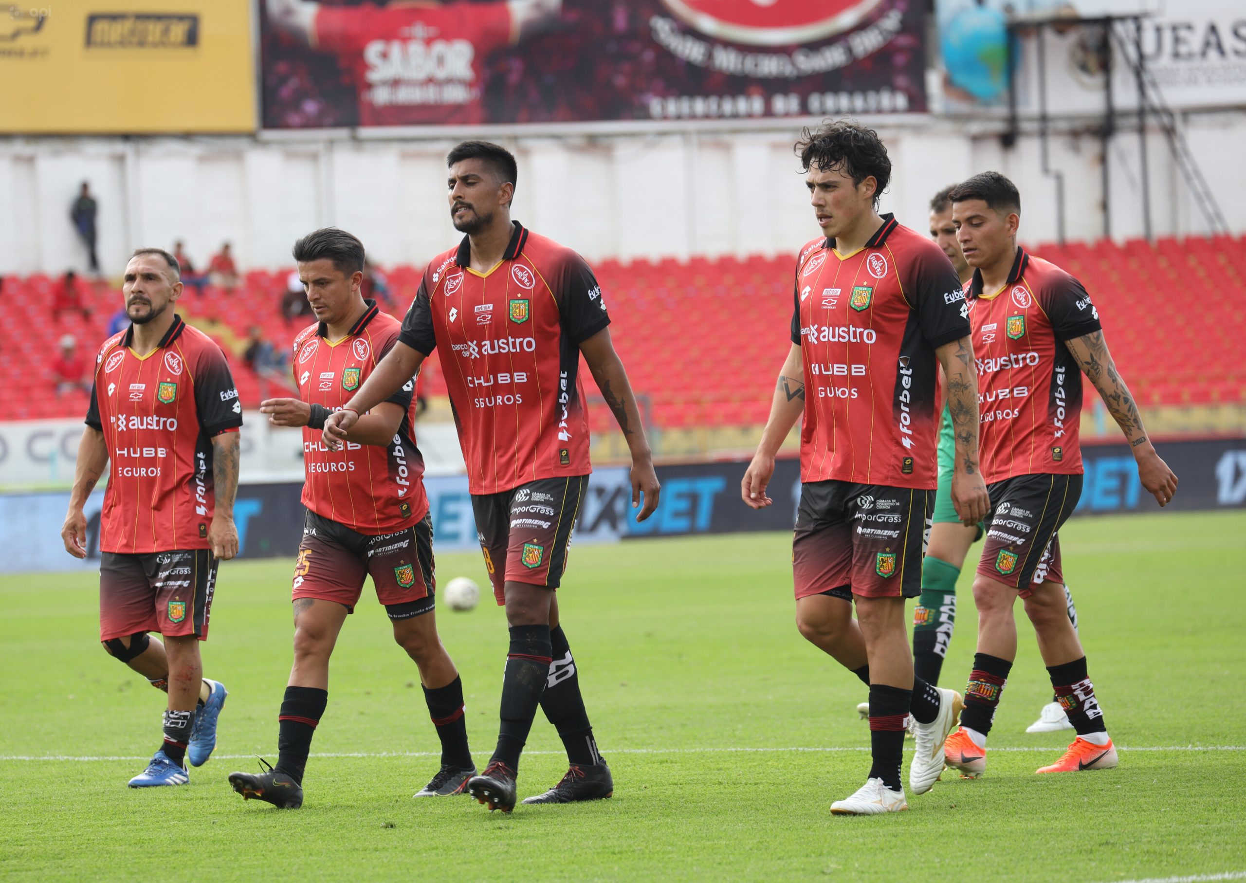 Jugadores de Deportivo Cuenca al terminar el partido ante Aucas. Foto: API