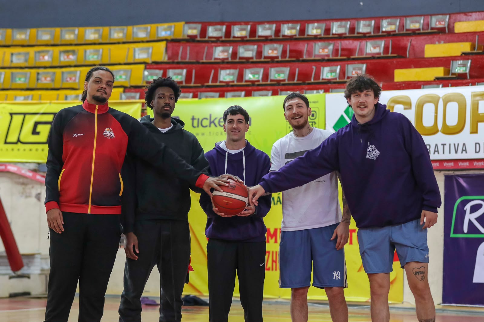 Maurice Walton, Diaby, Gino Basignana, Alejo Montes y Elías Cave se alistan para el debut del equipo. Foto: El Mercurio