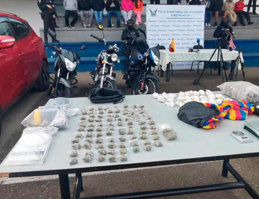 La Policía Nacional detuvo a 12 personas en operativos realizados en Cuenca y Santa Isabel. Foto: El Mercurio