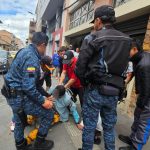 Agentes de la Guardia Municipal Ciudadana de Cuenca retuvieron al sospechoso de robar un celular en el centro de Cuenca. /Cortesía
