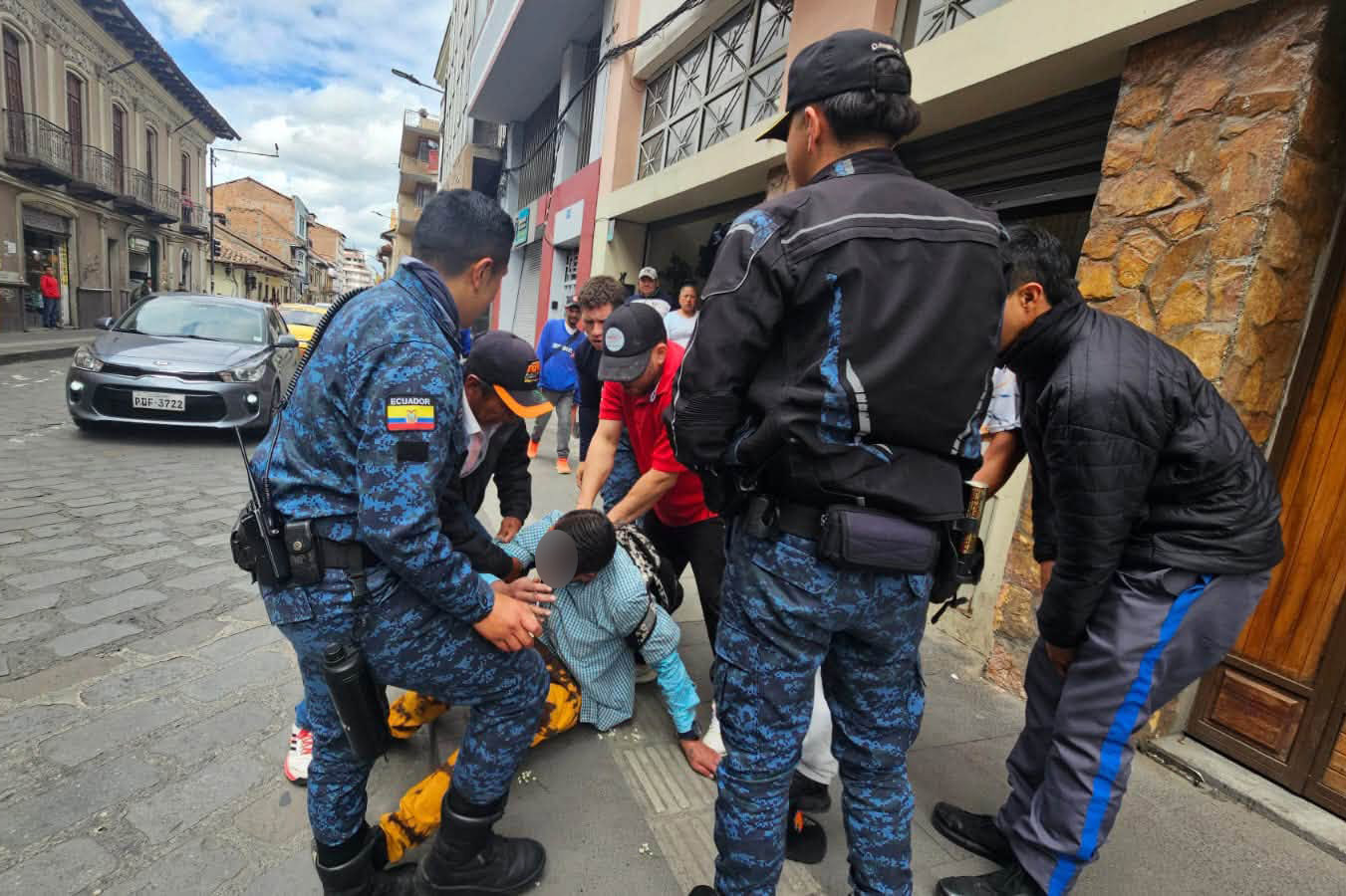 Agentes de la Guardia Municipal Ciudadana de Cuenca retuvieron al sospechoso de robar un celular en el centro de Cuenca. /Cortesía