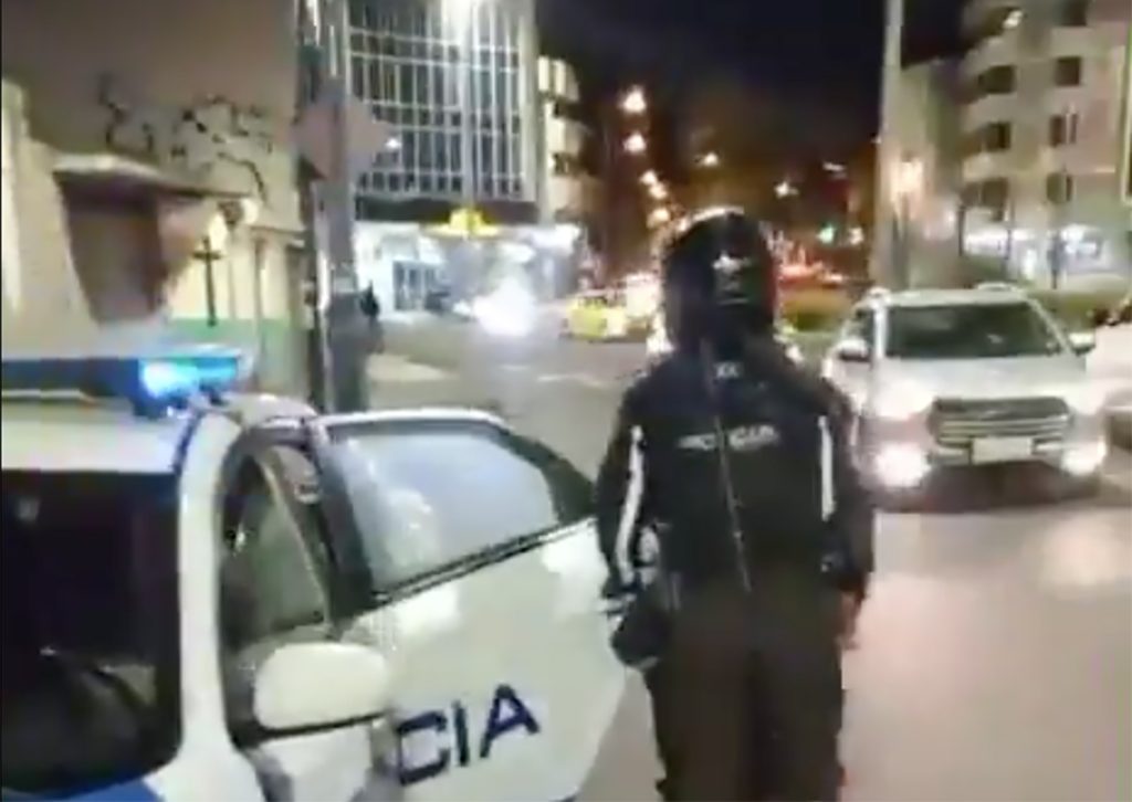 Un hombre y una mujer fueron detenidos en el sector de la Chola Cuencana en el centro de Cuenca por el presunto delito de tenencia de droga. /Cortesía