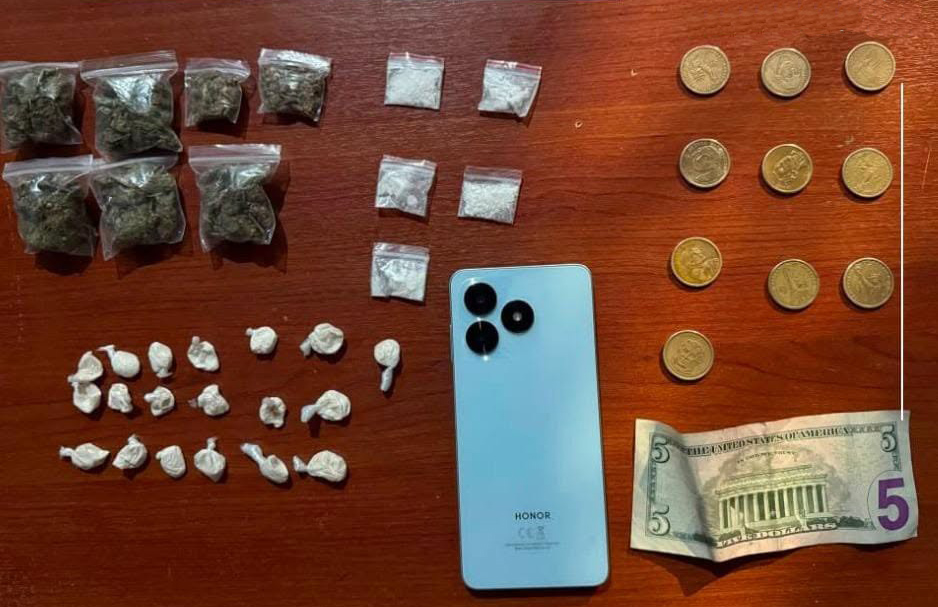 Los dos ciudadanos, que ahora están libres, fueron detenidos durante un operativo en el Chola Cuencana con droga en su poder. /Cortesía
