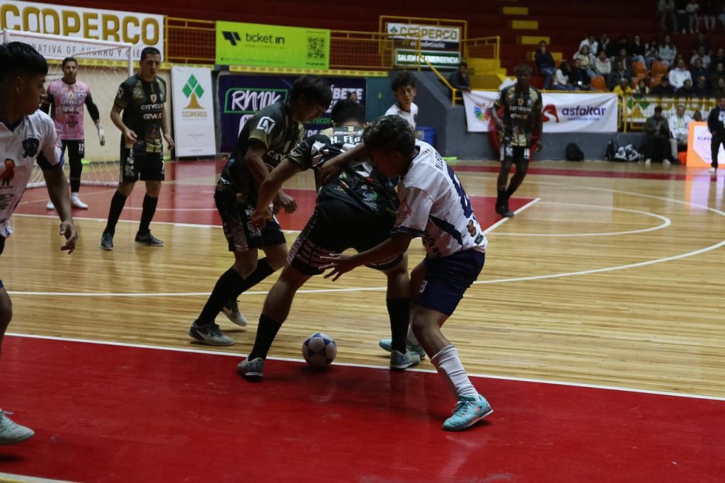 Jugadores de Cristo Salvador y Gran Cove disputan balón. Foto: El Mercurio