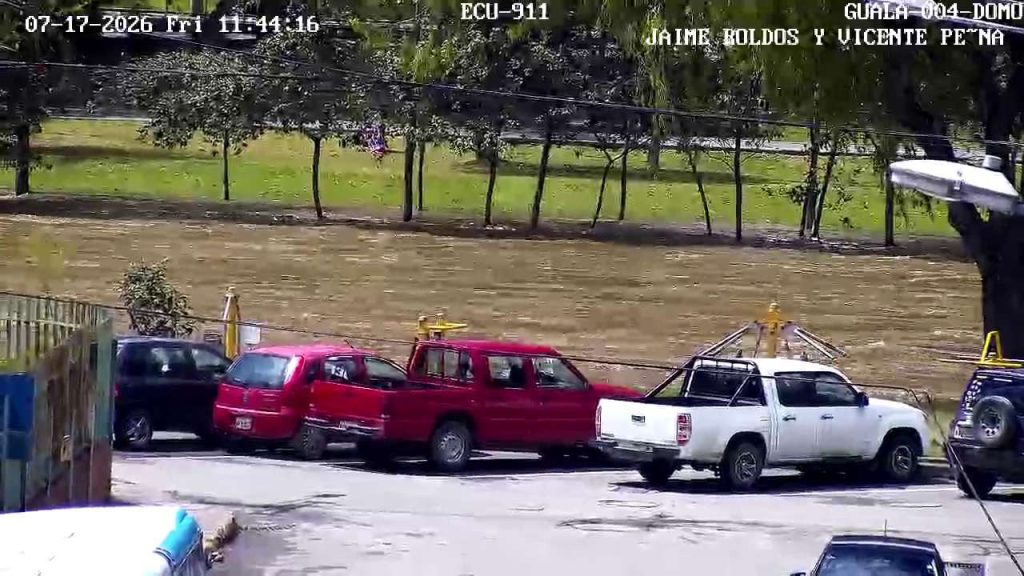 En Gualaceo se registra el desbordamiento del río Santa Bárbara, este viernes 17 de julio de 2026. /Cortesía
