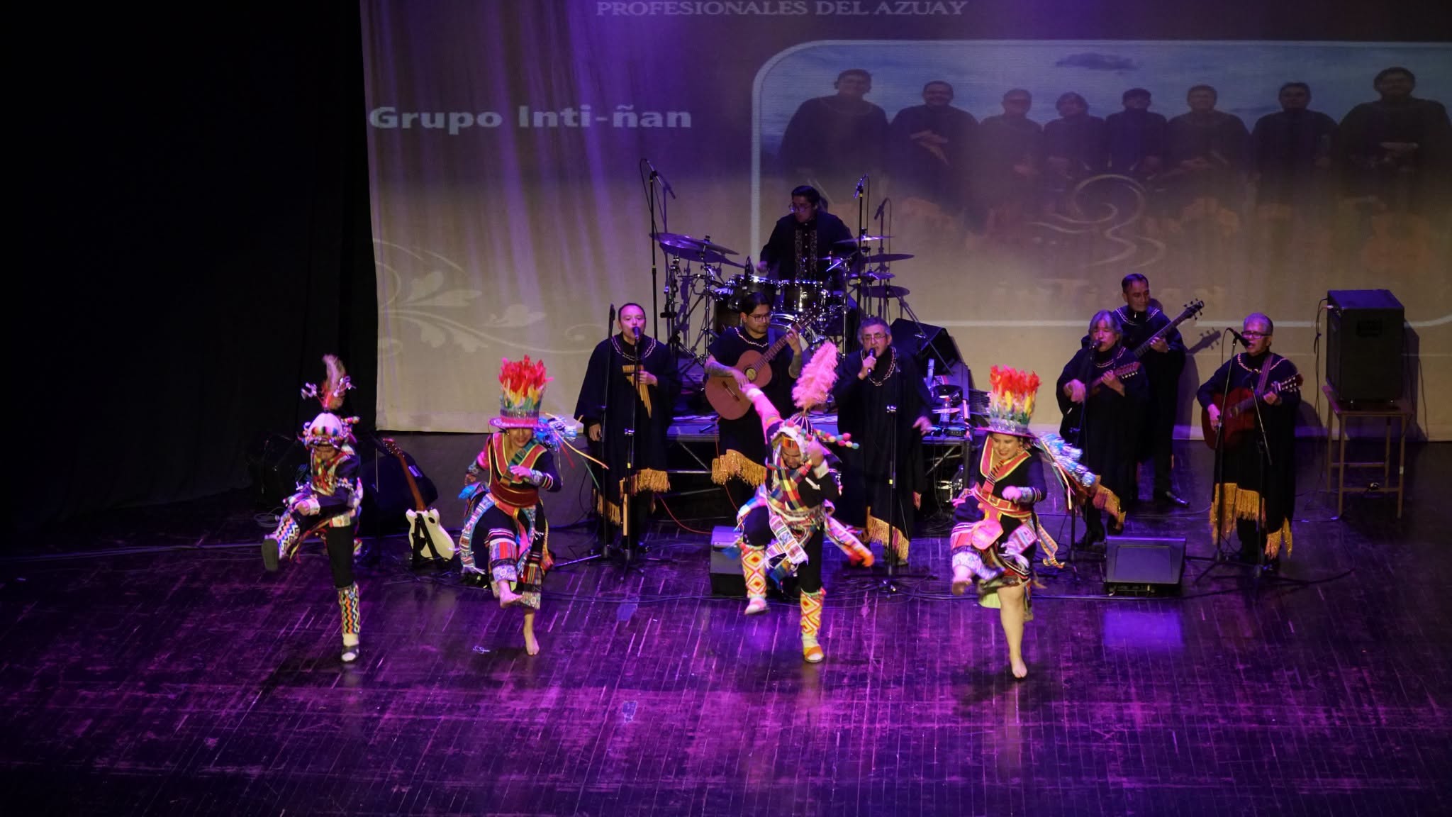 La superficie del escenario del teatro no se encuentra en buen estado, por lo que habrá una intervención. Foto: CC Núcleo del Azuay