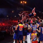 Jugadores de España celebran título alzando a Luis de la Fuente. Foto: España