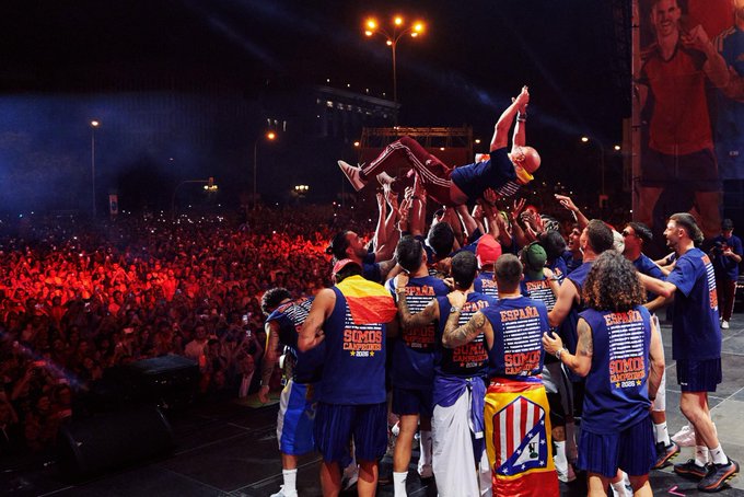 Jugadores de España celebran título alzando a Luis de la Fuente. Foto: España