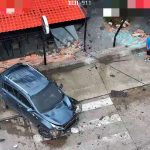 Así terminó el negocio tras el accidente de tránsito entre dos vehículos ocurrido en Azogues. /Cortesía