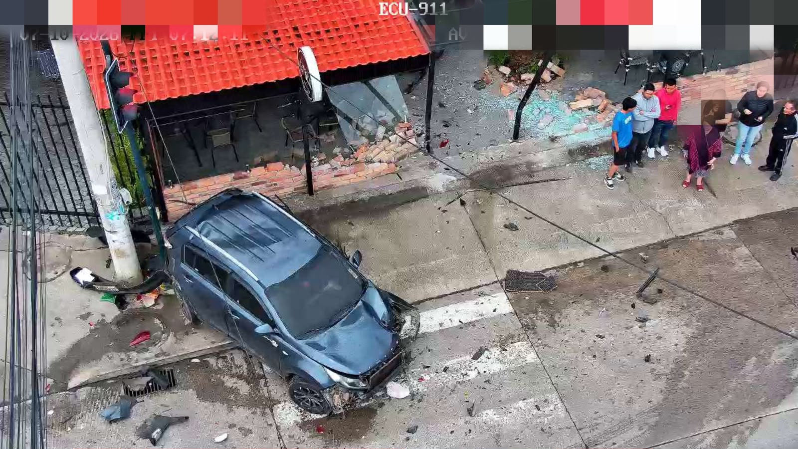 Así terminó el negocio tras el accidente de tránsito entre dos vehículos ocurrido en Azogues. /Cortesía