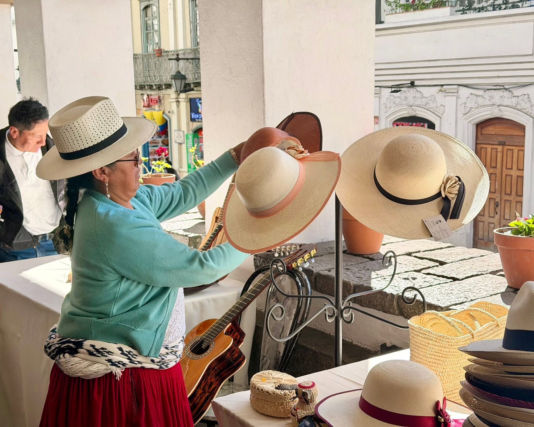 Las ferias se realizan en los exteriores de la Gobernación del Azuay, en Cuenca. Foto: Gobernación del Azuay