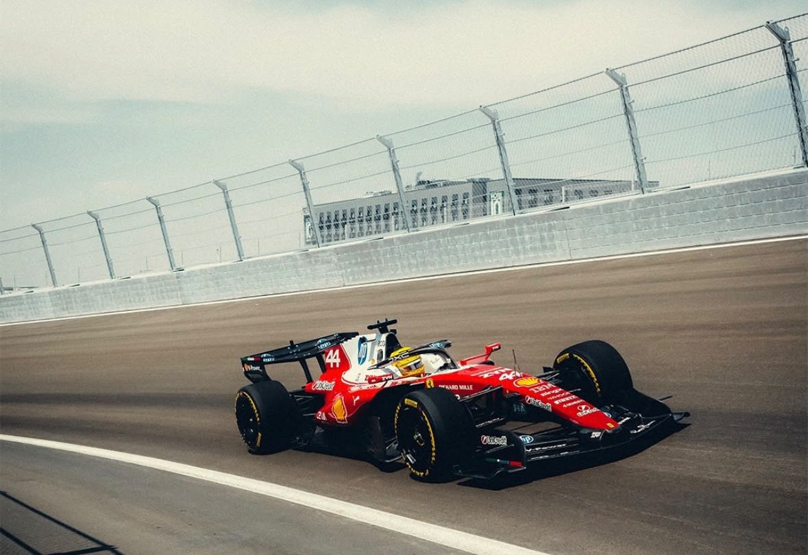 Lewis Hamilton con su carro de Ferrari. Foto: Ferrari