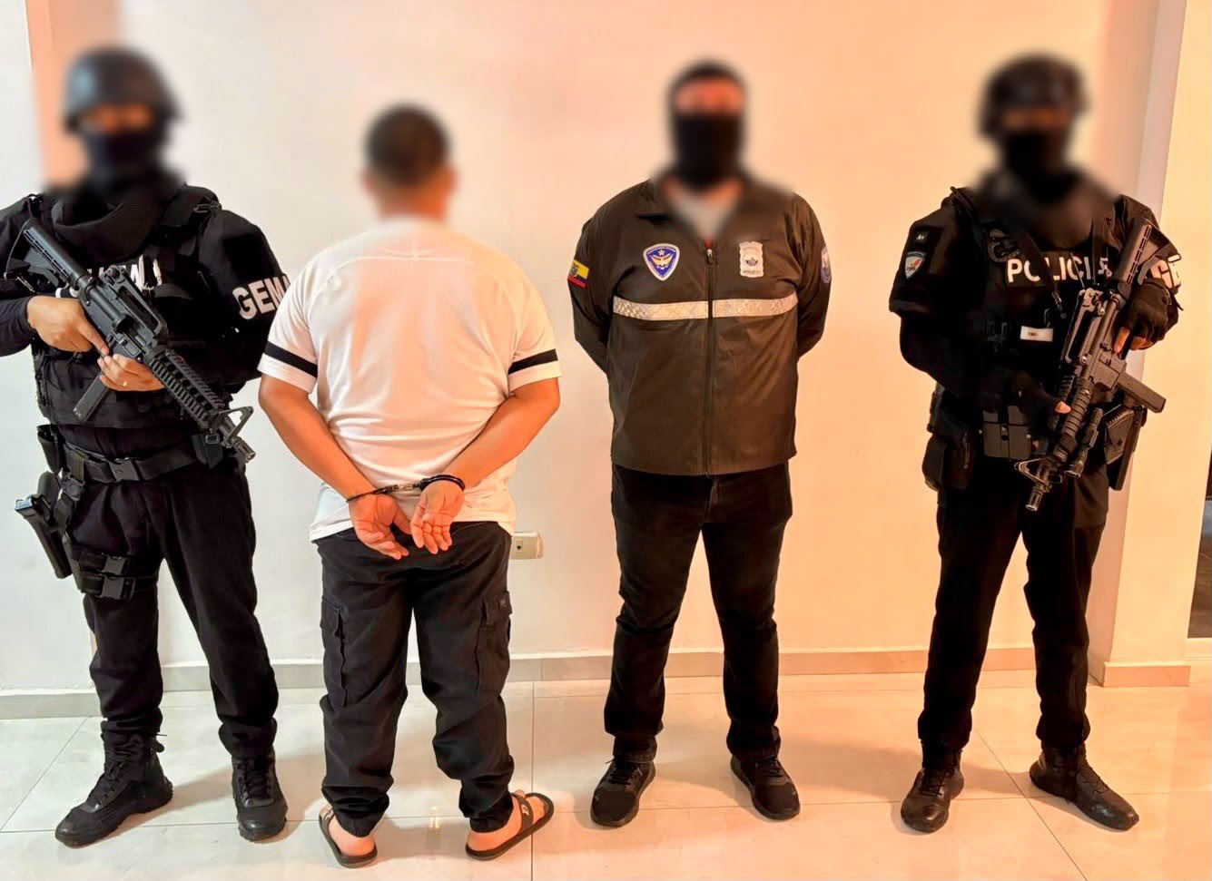 La Policía hizo operativos simultáneos para detener a 18 personas. Foto: Fiscalía/X