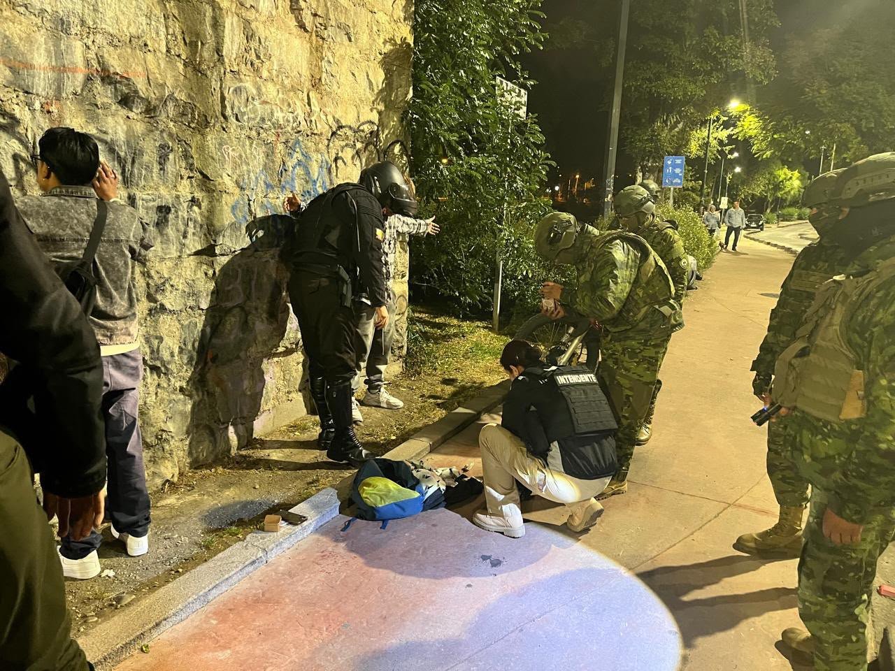 Tras su detención en el Puente Roto de Cuenca, un hombre fue liberado. Foto: Policía Nacional