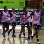 Jugadores de la Remigio Crespo celebran goleada ante San Blas. Foto: El Mercurio