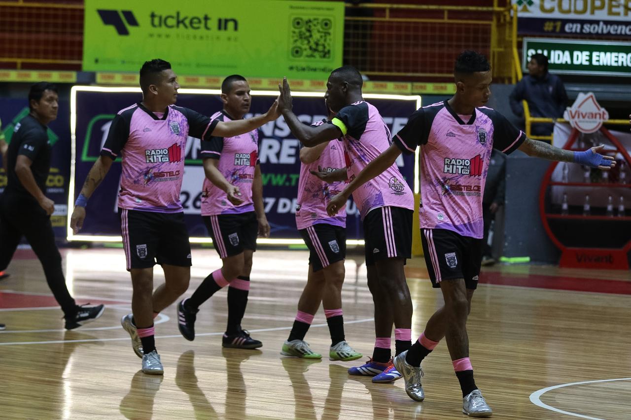 Jugadores de la Remigio Crespo celebran goleada ante San Blas. Foto: El Mercurio