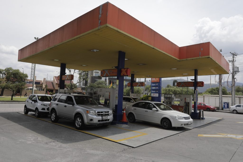El precio de las gasolinas se amortiguará en Ecuador cuando los valores internacionales sean altos. Foto: El Mercurio