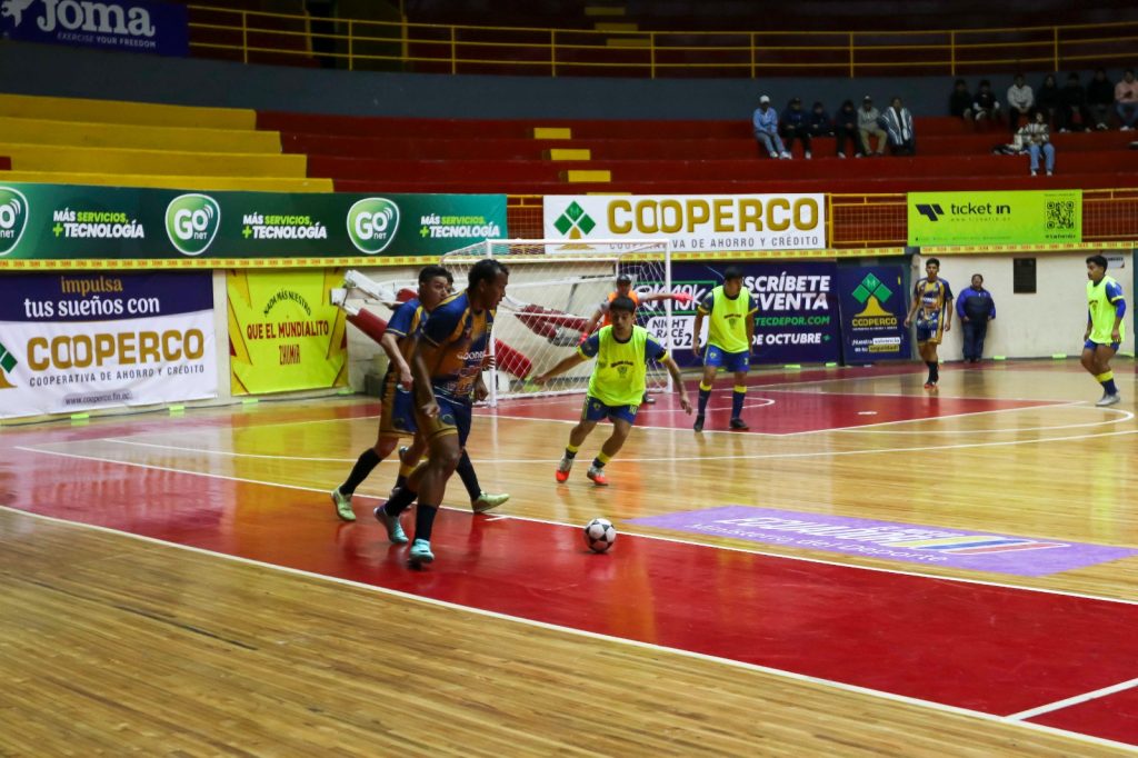 Jugadores de Ucubamba se alistan para nueva fecha. Foto: El Mercurio