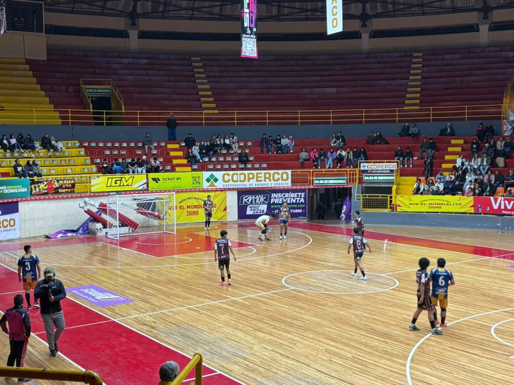 Partido entre Ucubamba y Parque Iberia en el Mundialito de los Pobres. Foto: El Mercurio