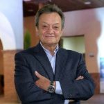 Gustavo Landívar Heredia prepara una exposición fotográfica en el Salón del Pueblo con imágenes de personalidades de la cultura local. /Cortesía