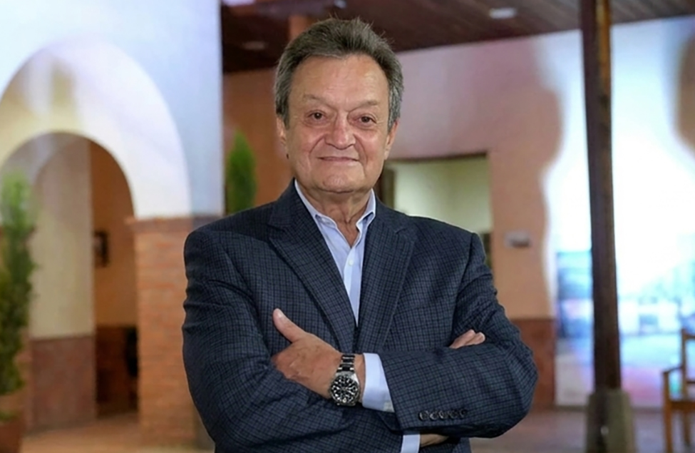 Gustavo Landívar Heredia prepara una exposición fotográfica en el Salón del Pueblo con imágenes de personalidades de la cultura local. /Cortesía