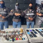 Maquinas para tatuajes, armas punzocortantes, droga y celulares entre los objetos irregulares hallados dentro de la cárcel de Macas. /Cortesía