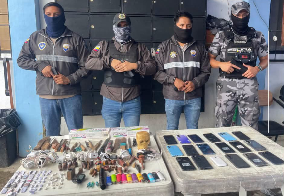 Maquinas para tatuajes, armas punzocortantes, droga y celulares entre los objetos irregulares hallados dentro de la cárcel de Macas. /Cortesía