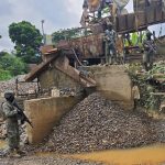 Milirtares en campamento minero en Ponce Enriquez